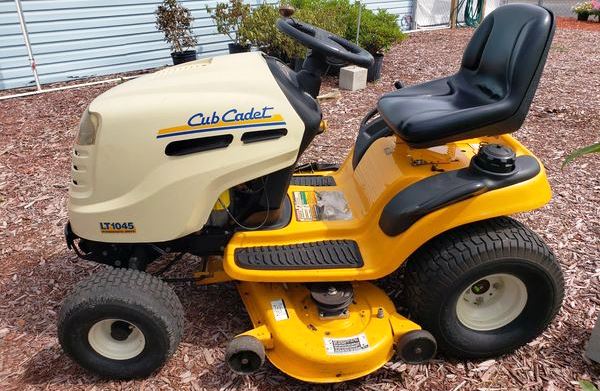 Cub Cadet LT1045 tractor: full specifications and information